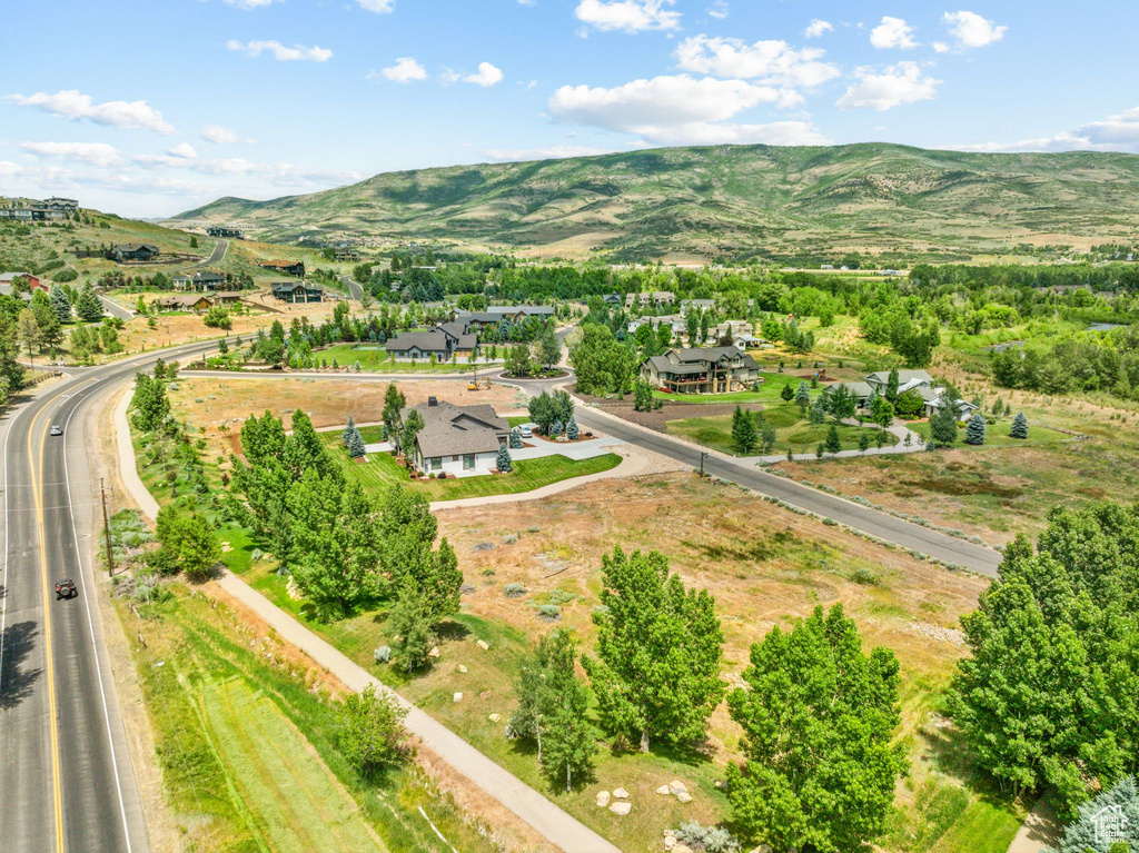 Bird\\\'s eye view with a mountain view