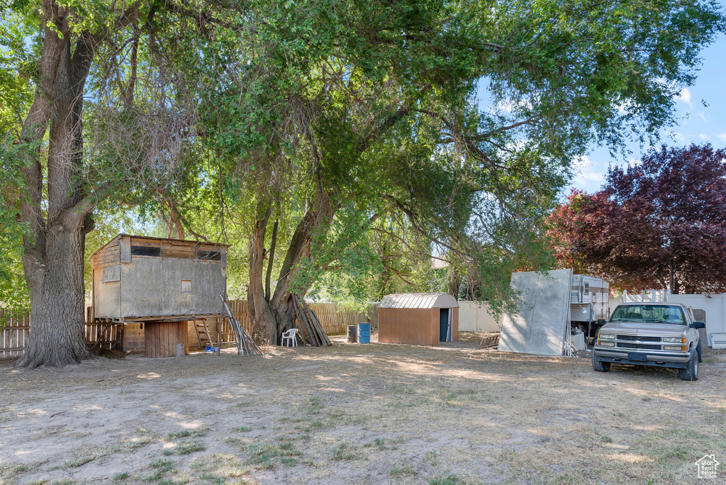 View of yard featuring a storage shed