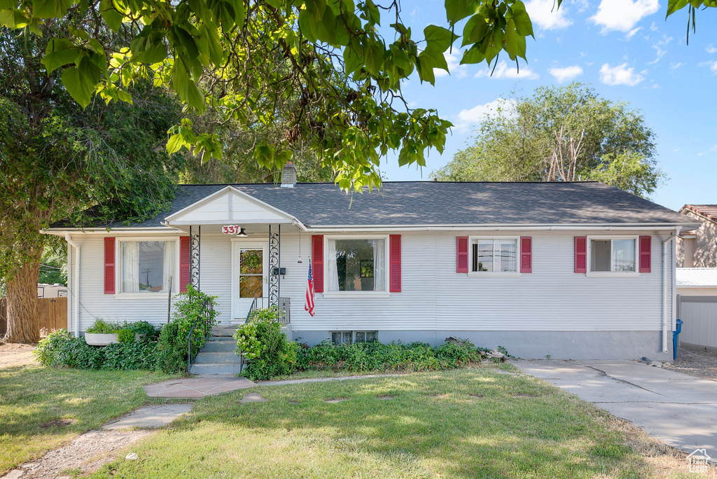 Ranch-style house with a front lawn