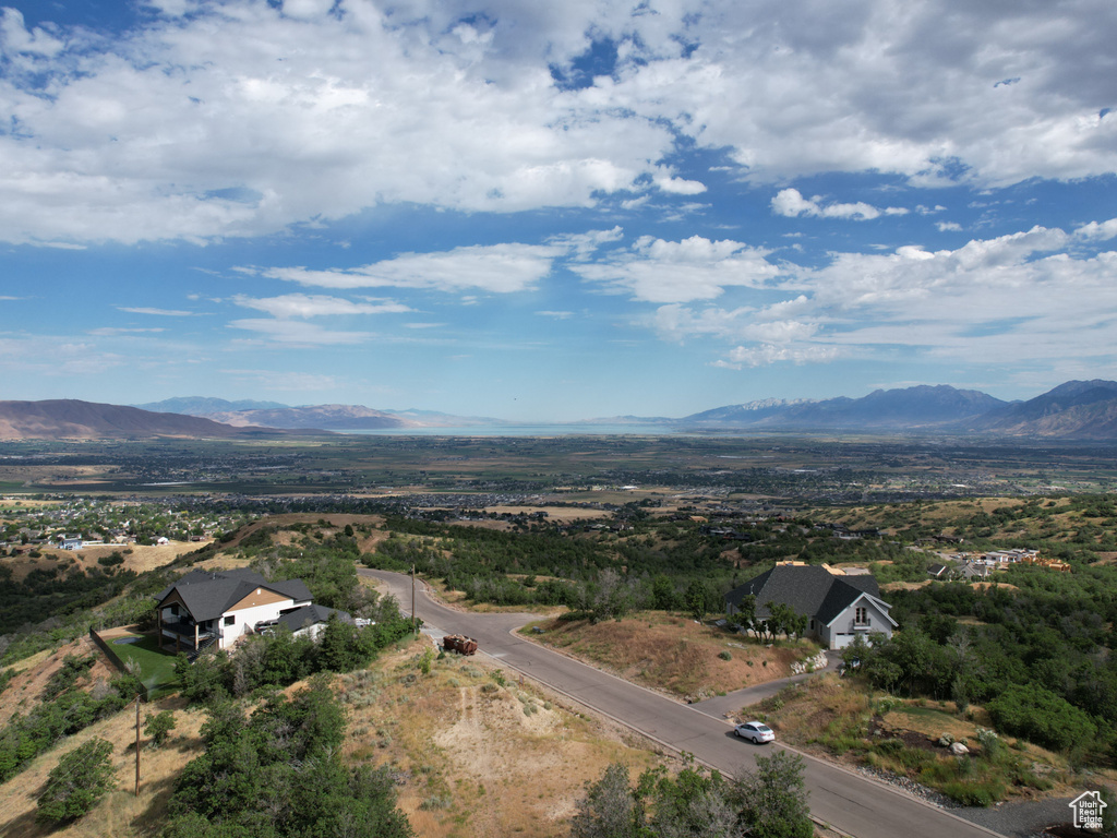 Bird\'s eye view with a mountain view