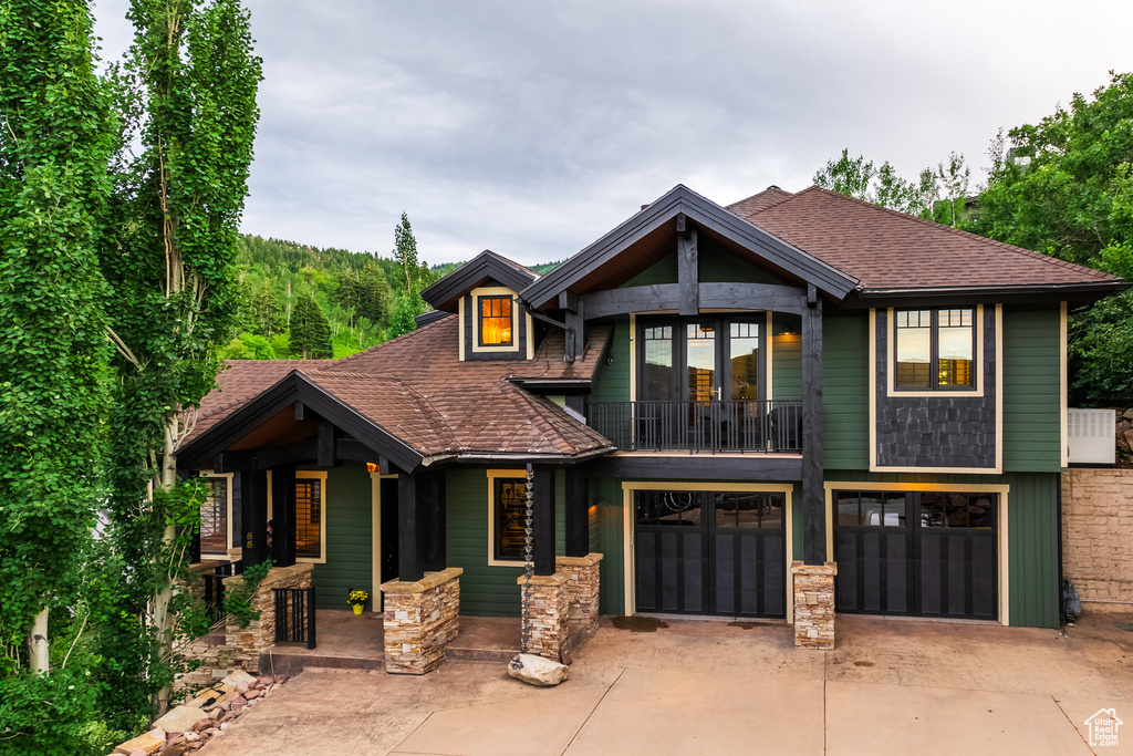 View of front of house featuring a garage