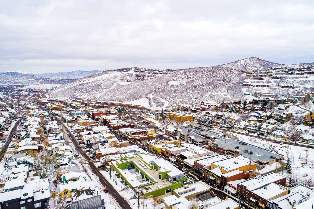 Snowy aerial view featuring a mountain view