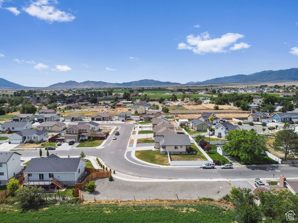 Birds eye view of property featuring a mountain view