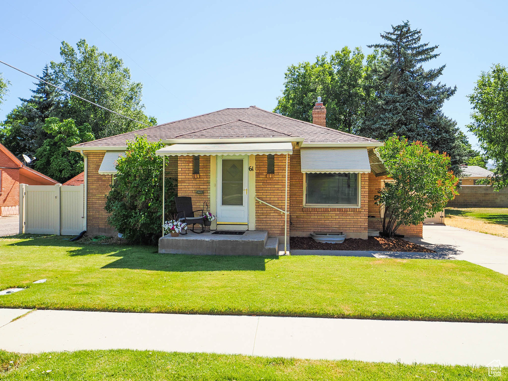 View of front facade featuring a front yard