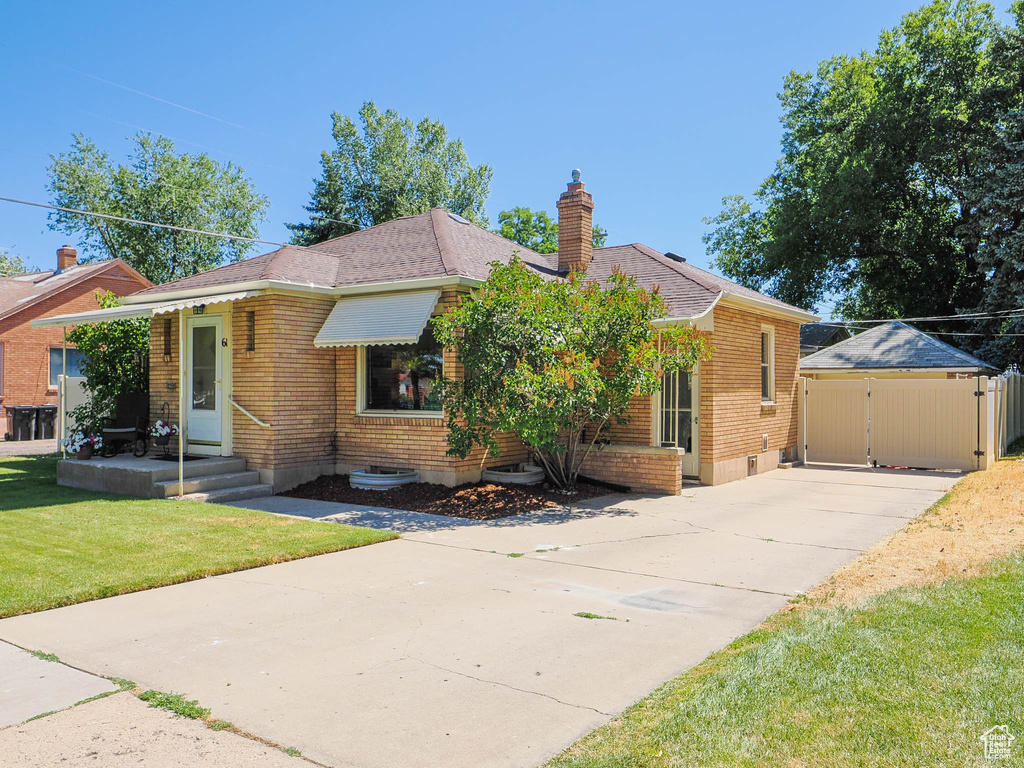 View of front of house featuring a front lawn