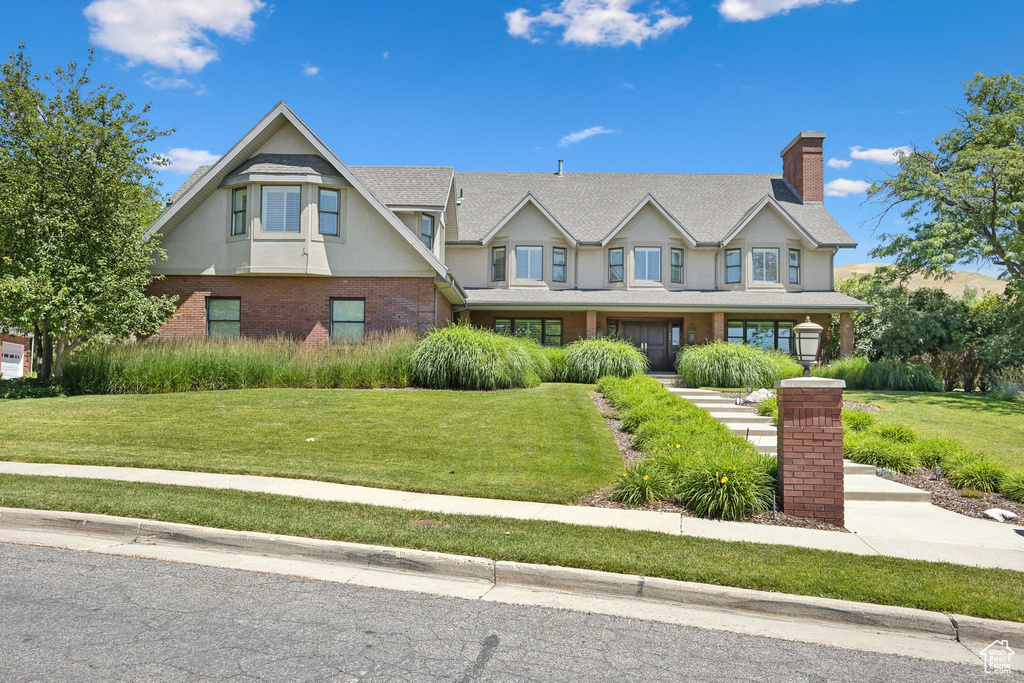 View of front facade featuring a front yard