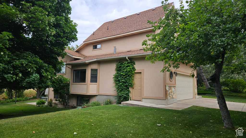 View of front facade with a front yard