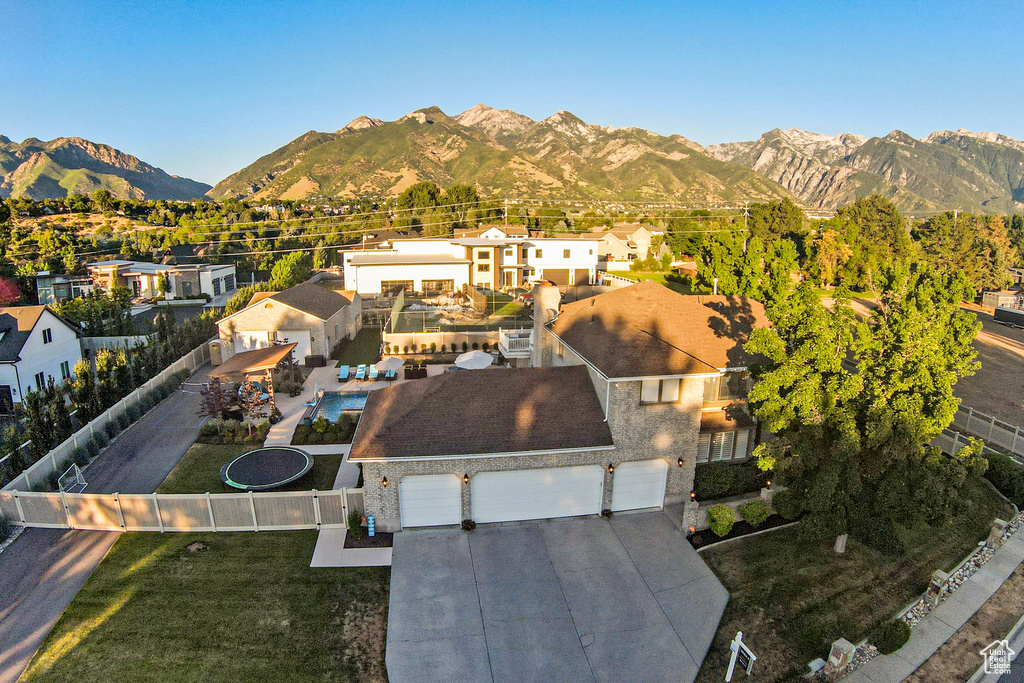 Bird\'s eye view with a mountain view