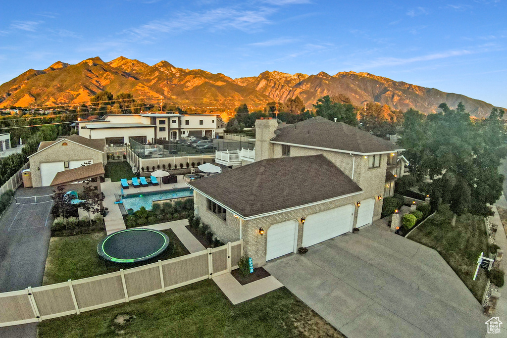 Bird\'s eye view with a mountain view