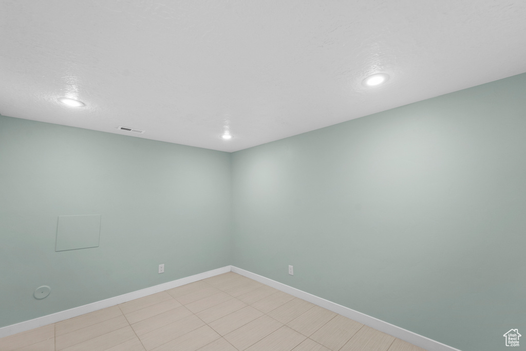 Unfurnished room with light tile patterned floors