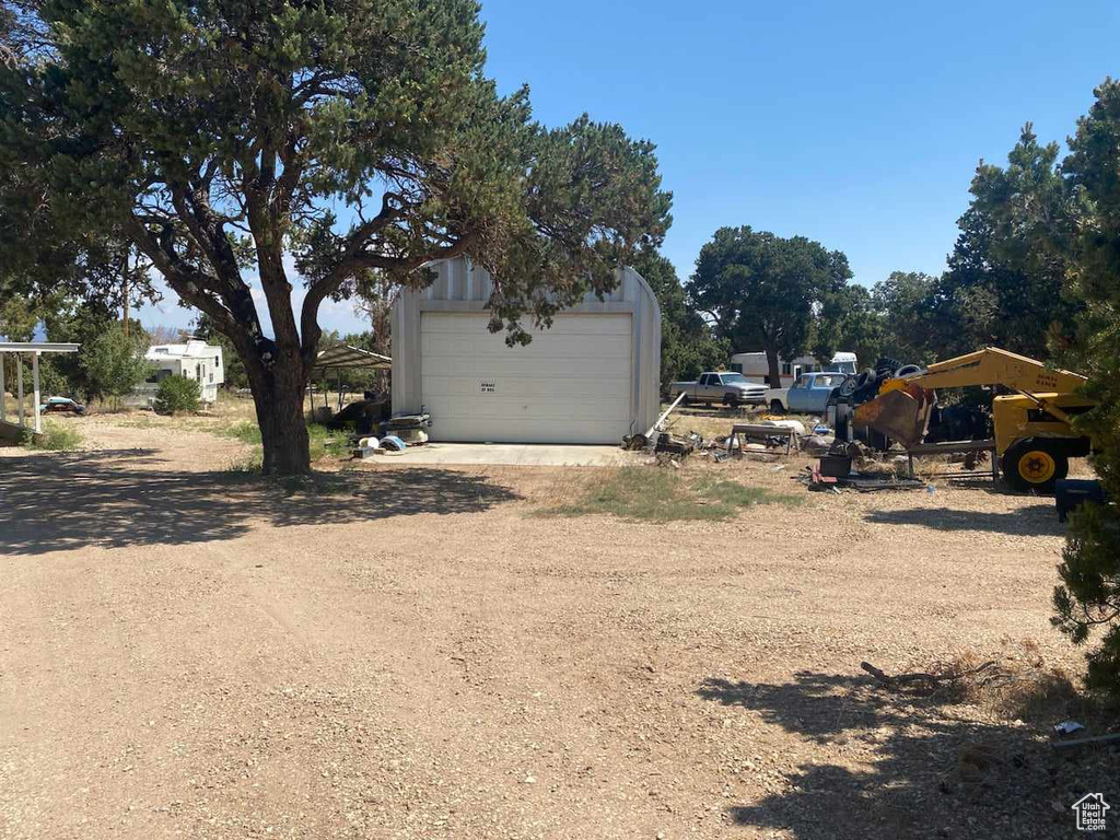 View of yard featuring an outdoor structure and a garage