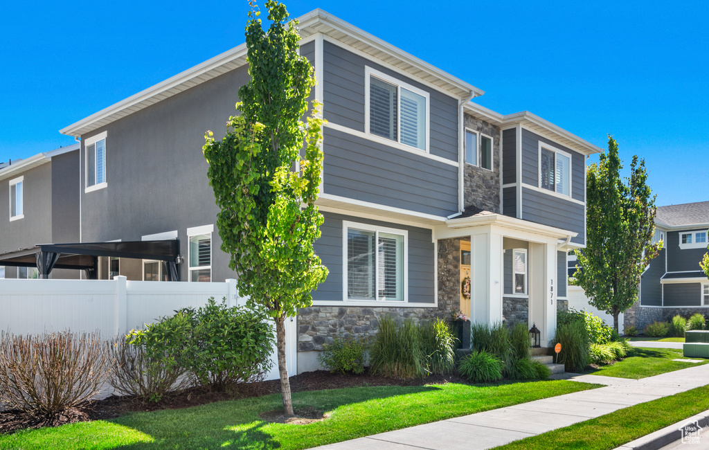 View of front of property featuring a front lawn