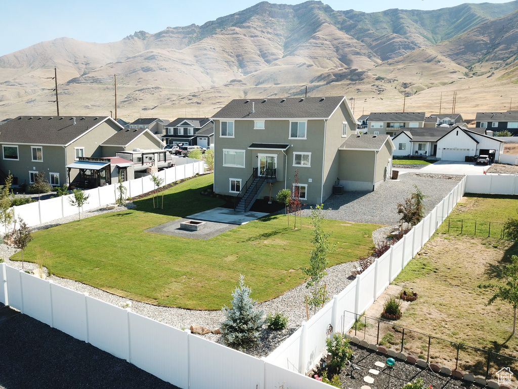 View of front of house featuring a mountain view and a front yard