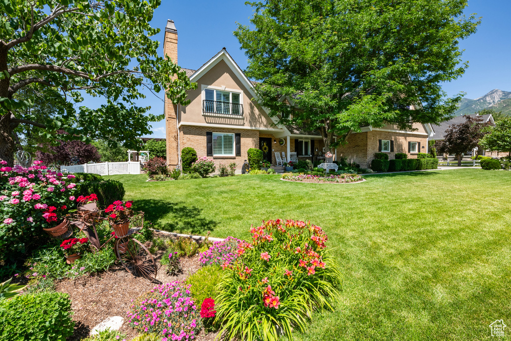 View of front of house with a front yard