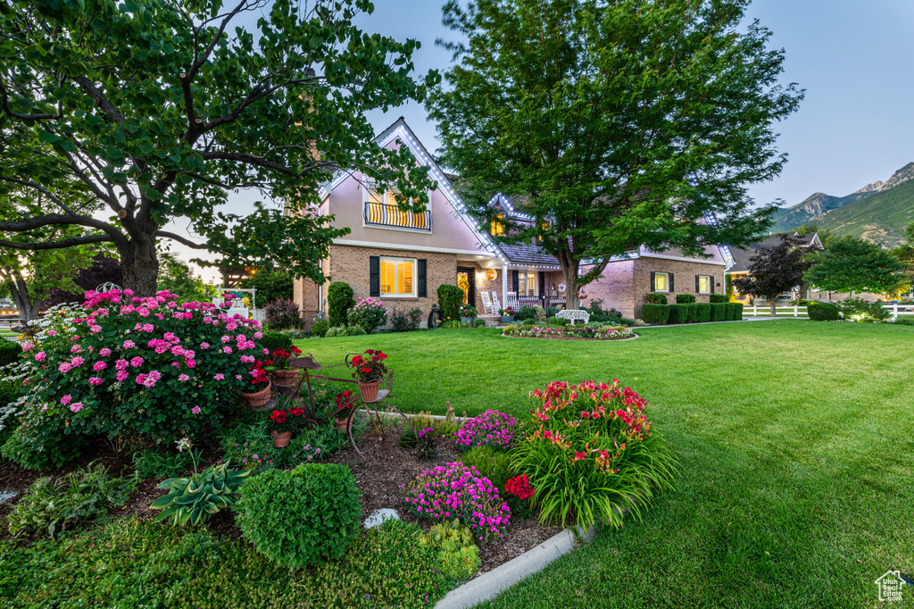 Cape cod home with a front lawn