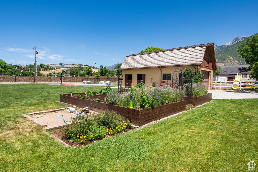 View of yard featuring a mountain view