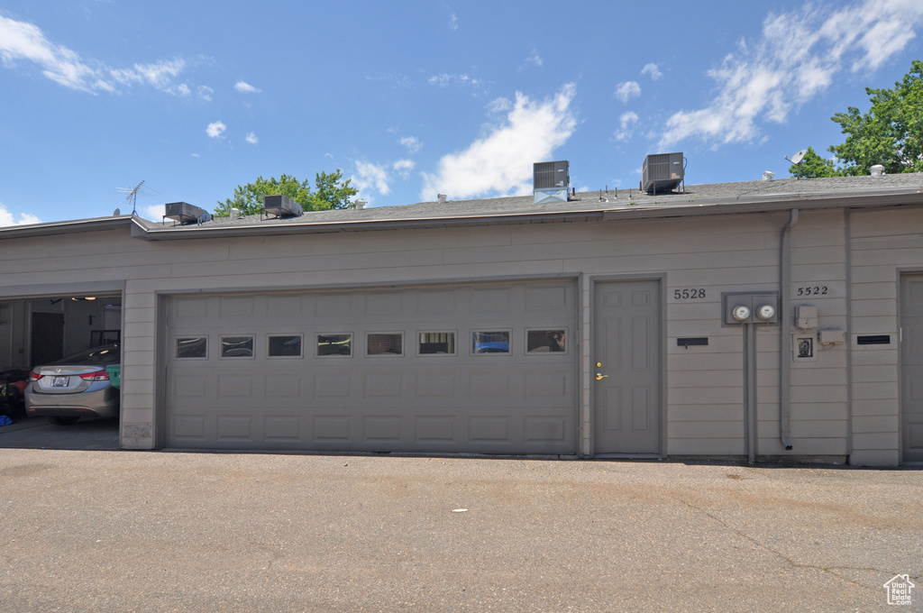 Garage with cooling unit