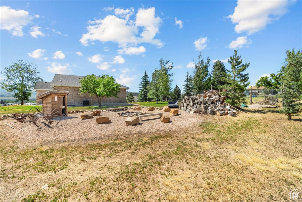 View of yard featuring a shed