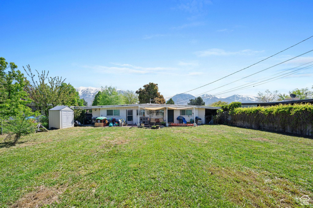 View of yard featuring a shed