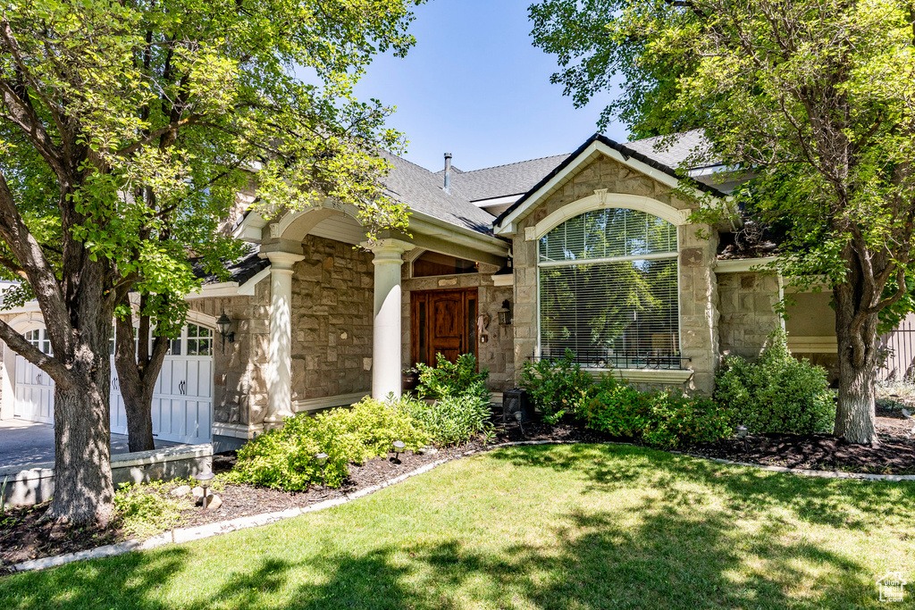 View of front of house with a front yard