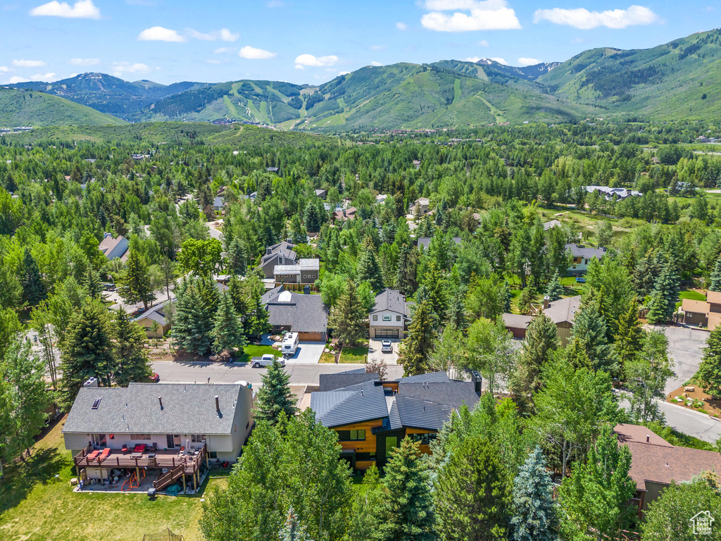 Bird\'s eye view with a mountain view