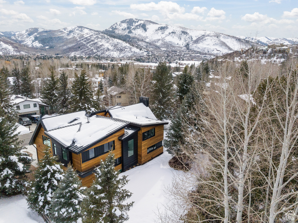 Snowy aerial view with a mountain view