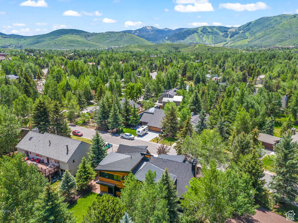 Bird\'s eye view with a mountain view