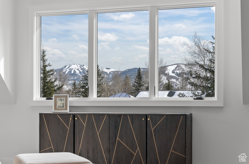 Room details featuring a mountain view