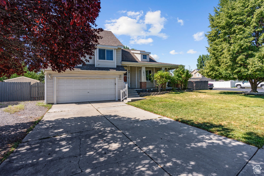 View of front facade with a front yard