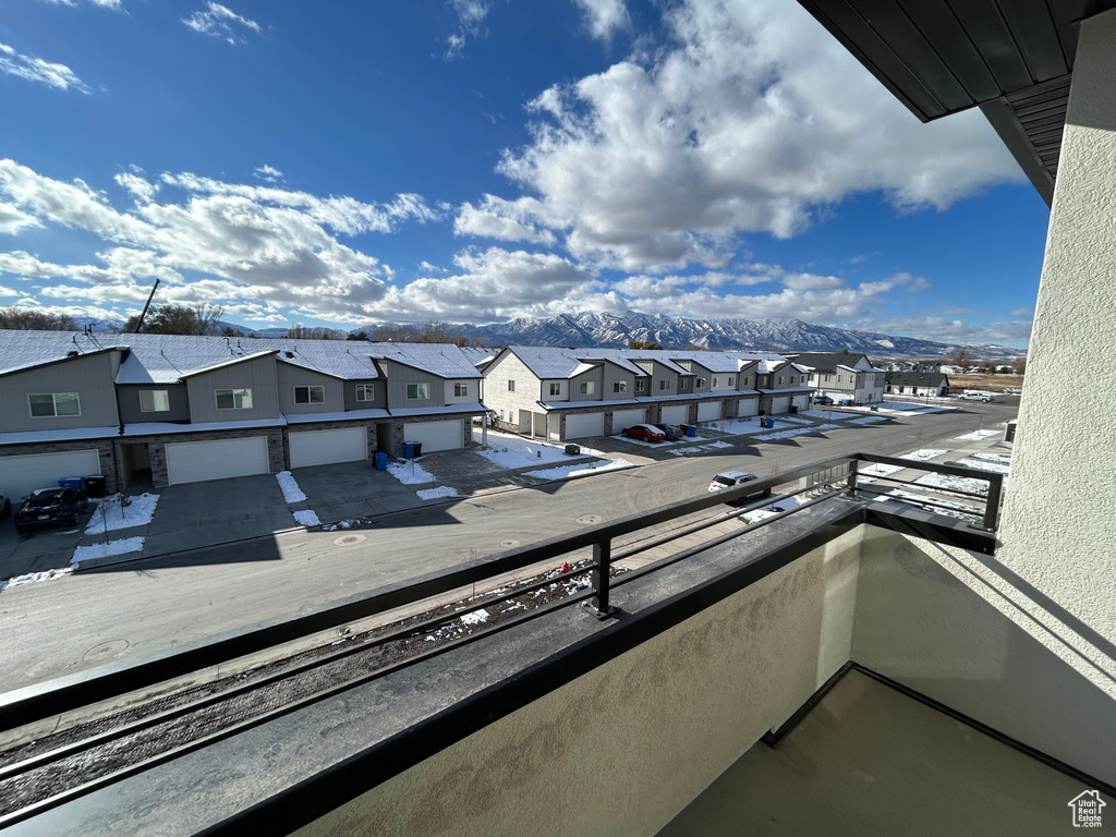 Balcony featuring a mountain view