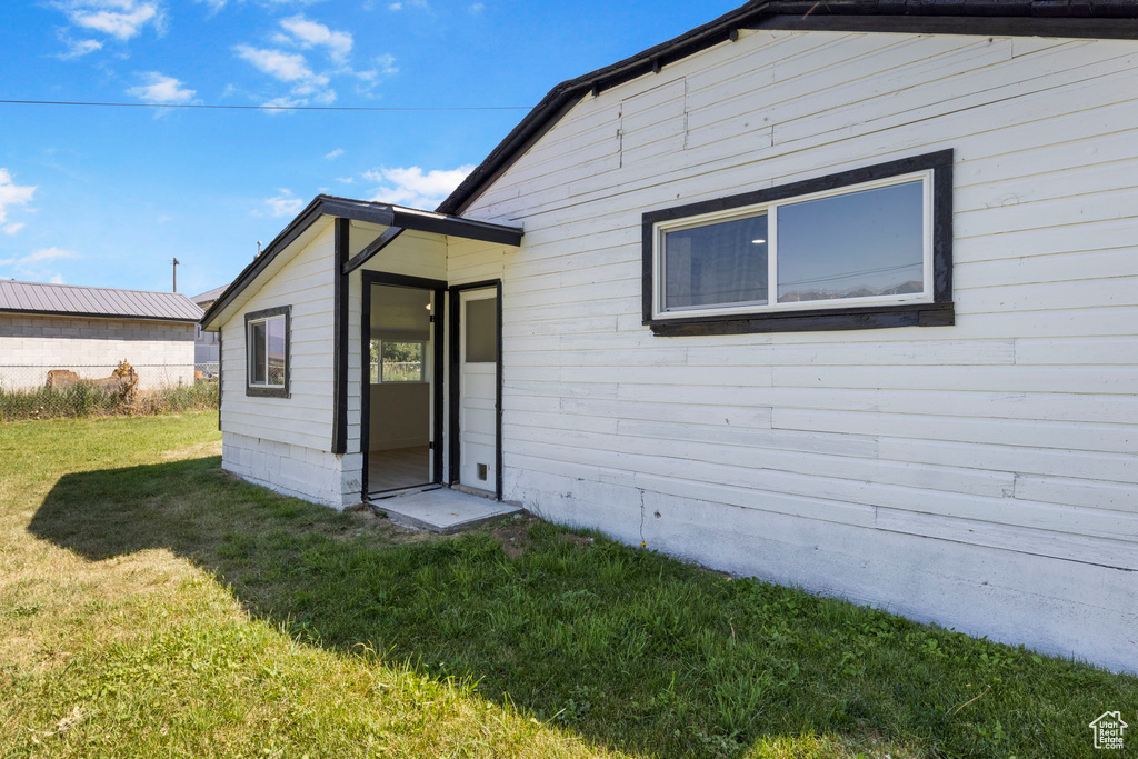 Property entrance with a yard