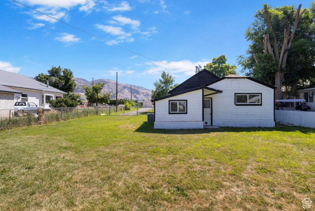 View of yard featuring a mountain view