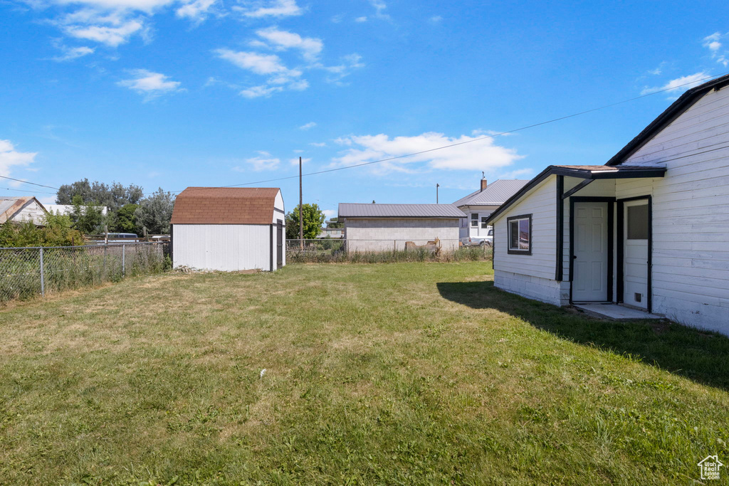 View of yard featuring a shed