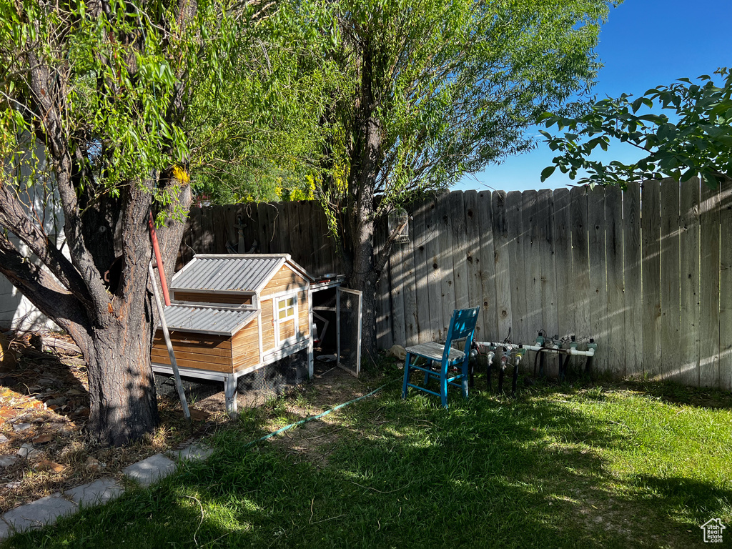 View of yard featuring an outdoor structure