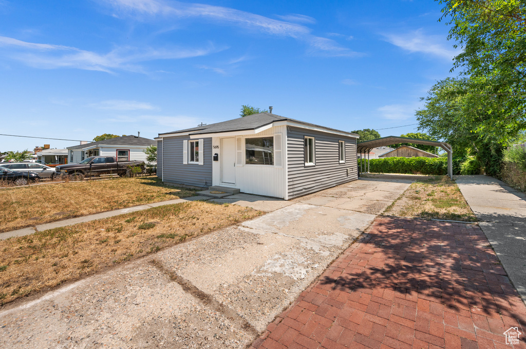 View of front facade featuring a carport