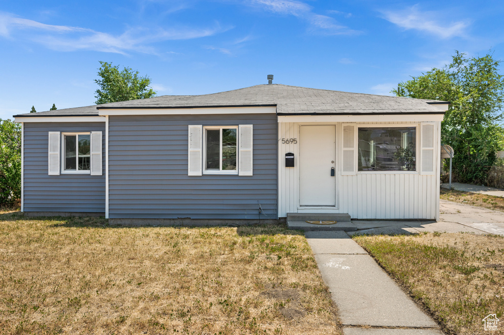 View of front of house featuring a front yard