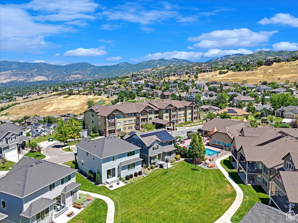 Birds eye view of property featuring a mountain view