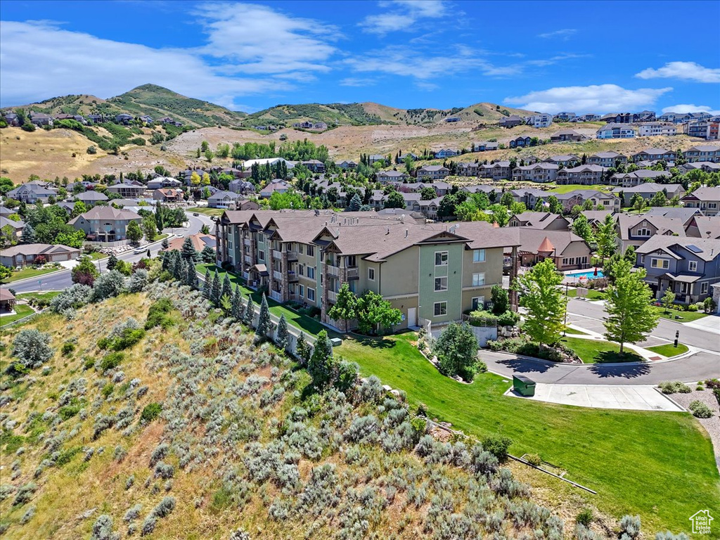 Bird\\\'s eye view with a mountain view