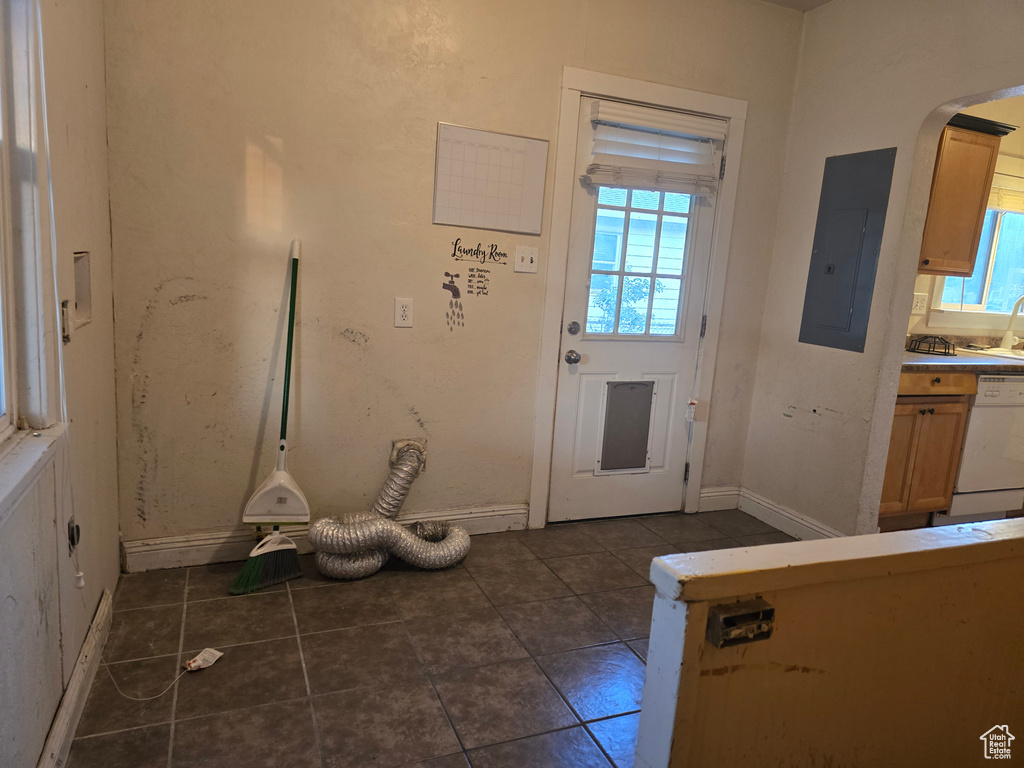 Tiled entrance foyer featuring sink and electric panel