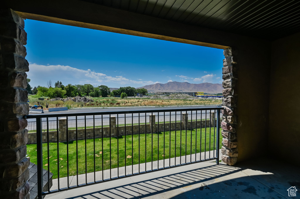 Balcony featuring a mountain view