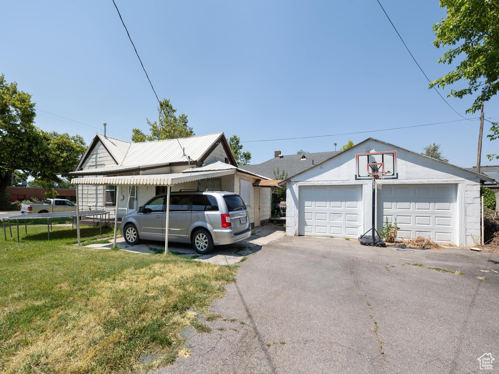 View of front of property featuring a front lawn