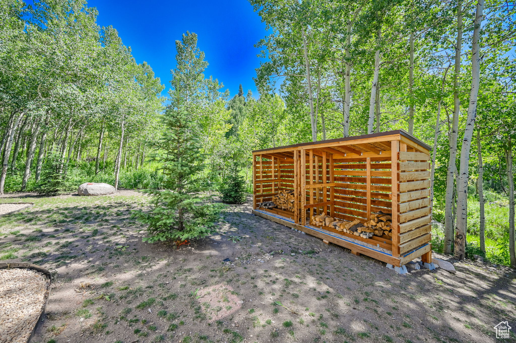 View of yard with an outbuilding