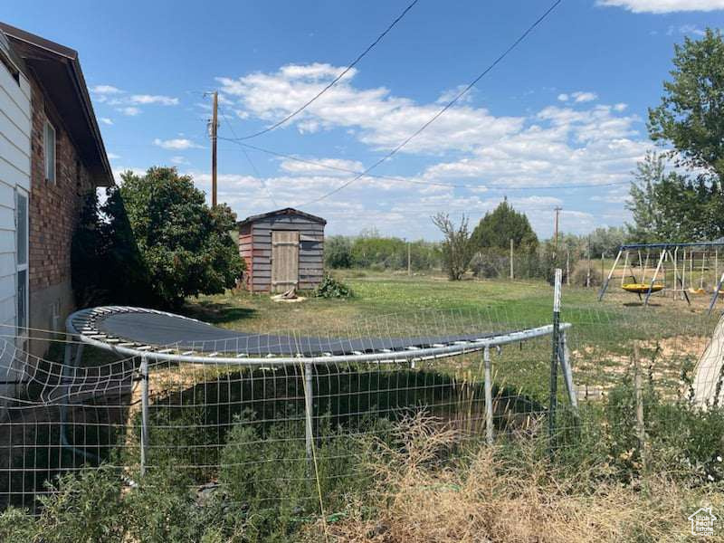 View of yard featuring a shed