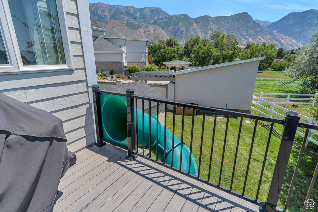 Balcony with grilling area and a mountain view