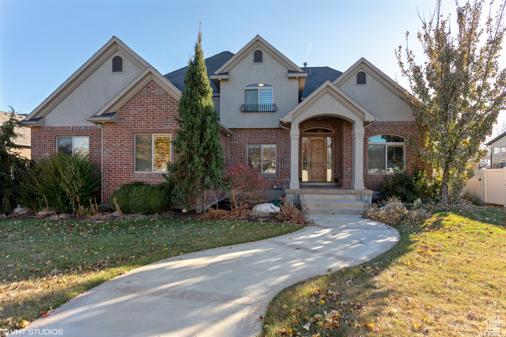 View of front facade with a front lawn