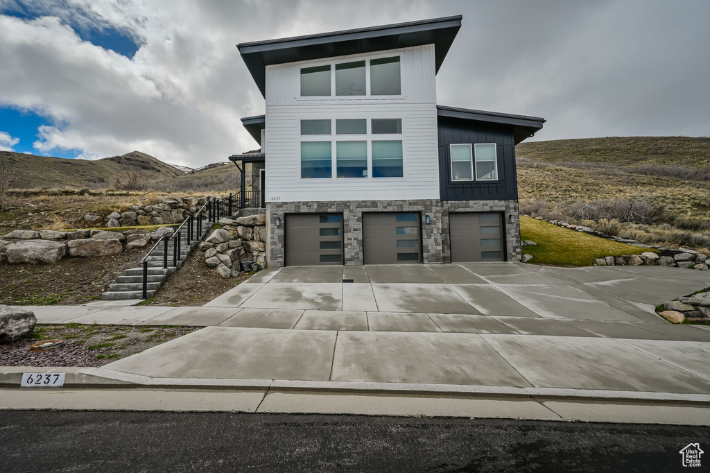 Contemporary house with a garage and a mountain view