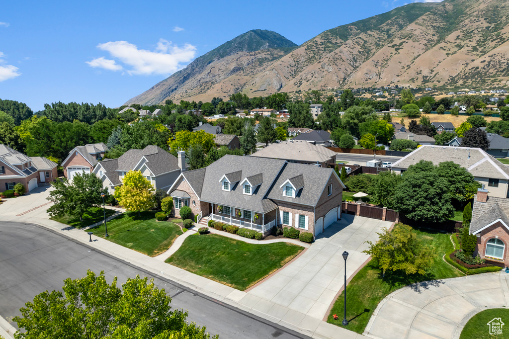 Bird\\\'s eye view featuring a mountain view