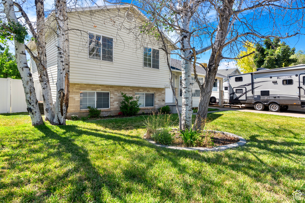 View of front of house featuring a front yard