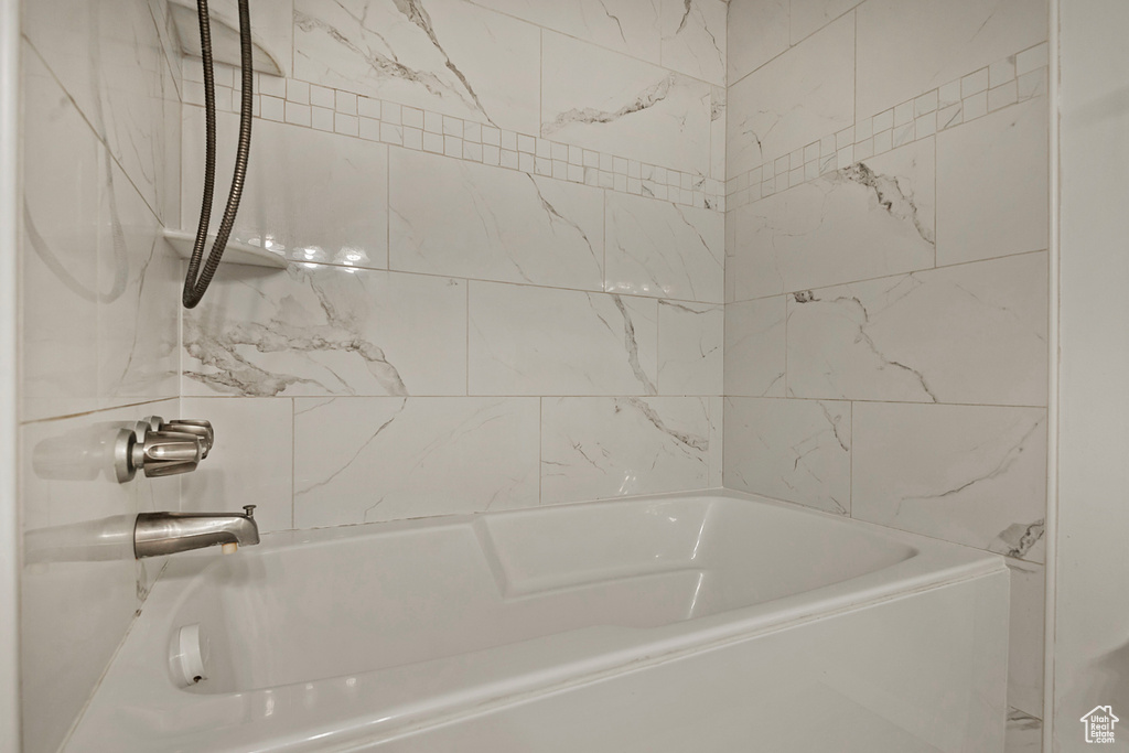 Bathroom featuring tiled shower / bath combo