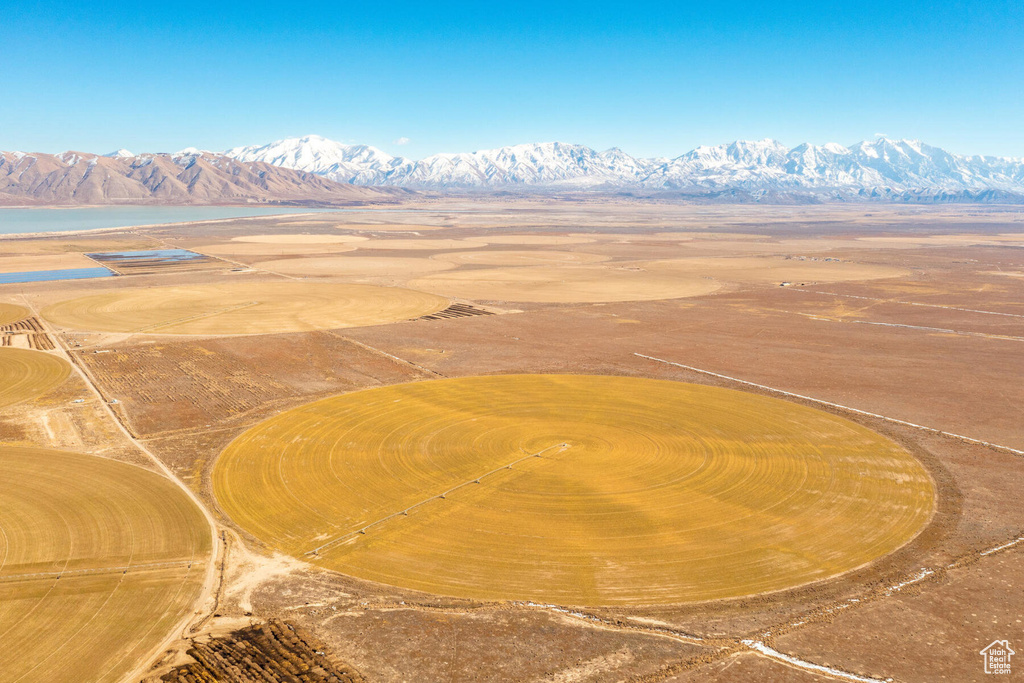 Aerial view with a mountain view